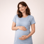 Mère porteuse France femme enceinte pose en tenant son ventre dans un contexte de gestation pour autrui
