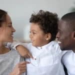 Parents discutant avec leur enfant moment d’échange familial communication parent enfant
