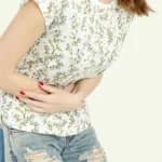 Douleur bas ventre femme se tenant le ventre inconfort abdominal