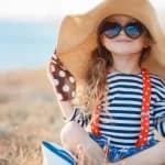 Famille monoparentale enfant seule sur la plage portrait enfance autonomie parent solo quotidien