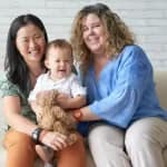 Couple de femmes avec bébé famille homoparentale heureuse