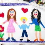 Couple de femmes tenant un enfant symbole de famille homoparentale