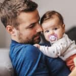 Refuser la paternité père avec bébé dans les bras question filiation responsabilité parentale situation juridique