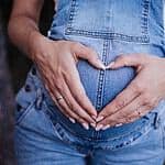 Grossesse, Femme enceinte avec ses mains sur le ventre