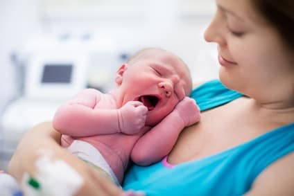 Nouveau-né dans les bras de sa mère illustrant le désir d'avoir un autre enfant