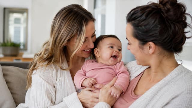 sites de coparentalité illustrés par deux femmes avec un bébé