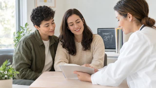 coparentalité ou PMA expliquée à un couple de femmes lors d’une consultation médicale