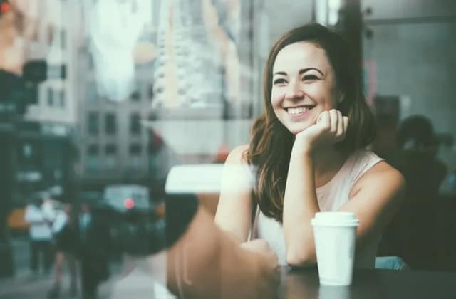coparent idéal femme souriante lors d’un rendez-vous pour discuter d’un projet parental