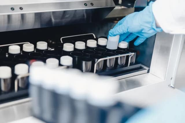 CECOS illustré par des échantillons de sperme manipulés en laboratoire