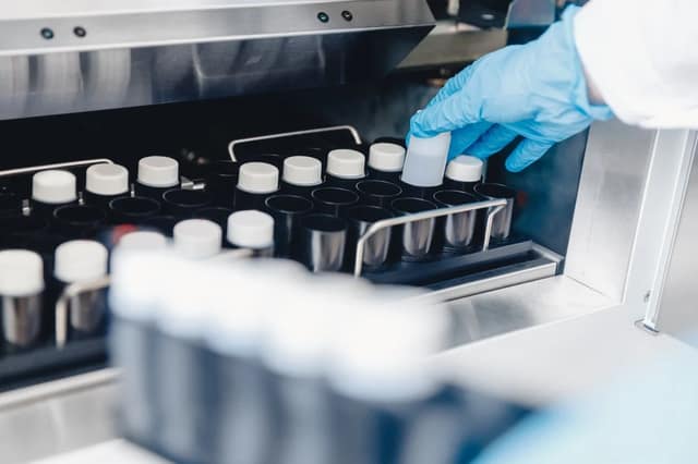 CECOS illustré par des échantillons de sperme manipulés en laboratoire