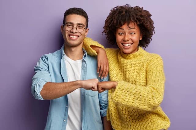 conflit parental illustré par un couple trouvant un accord avec un geste de confiance