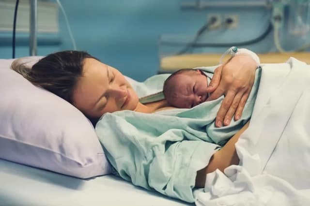 devenir maman illustré par une mère avec son nouveau-né après l’accouchement