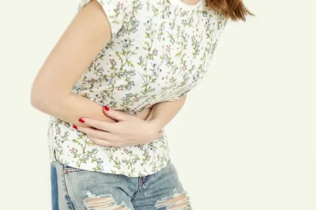 Douleur bas ventre femme se tenant le ventre inconfort abdominal