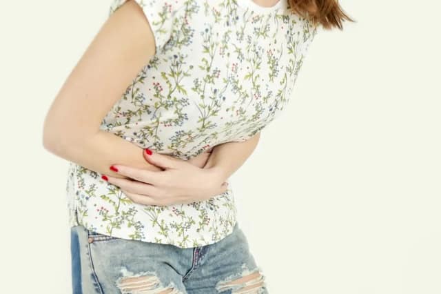 Douleur bas ventre femme se tenant le ventre inconfort abdominal