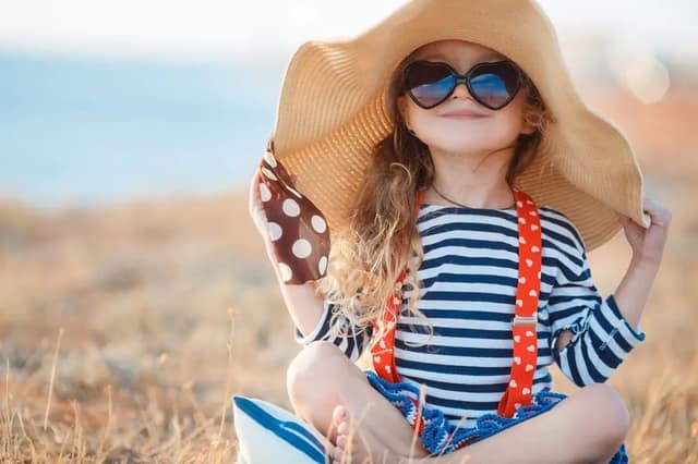 Famille monoparentale enfant seule sur la plage portrait enfance autonomie parent solo quotidien