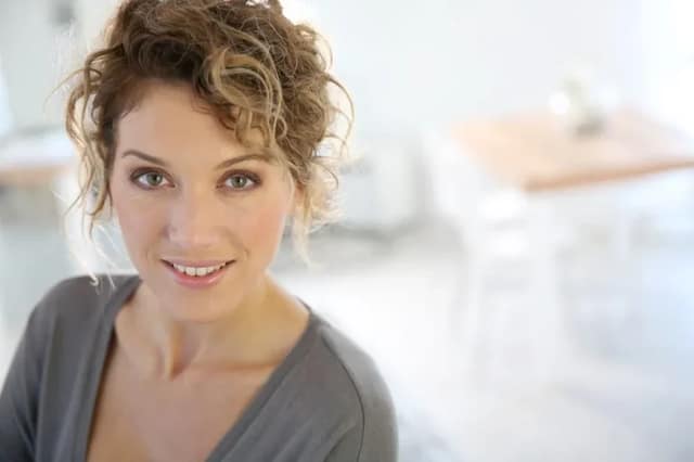 retarder la ménopause femme adulte souriante en bonne santé