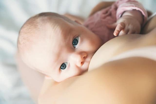 Bébé qui tête le sein de sa mère