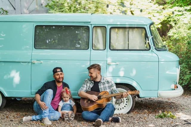 Famille-homoparentale-avec-un-enfant-devant-leur-camping-car