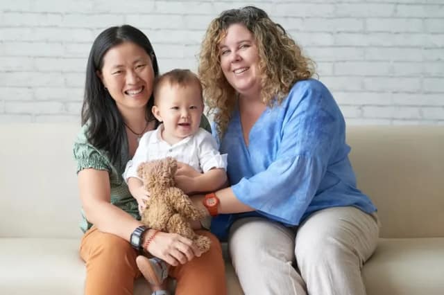 Couple de femmes avec bébé famille homoparentale heureuse