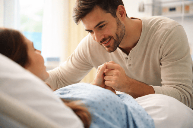 Père accouchement soutien partenaire main dans la main présence émotionnelle naissance accompagnement
