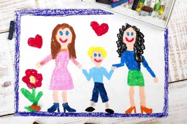 Couple de femmes tenant un enfant symbole de famille homoparentale