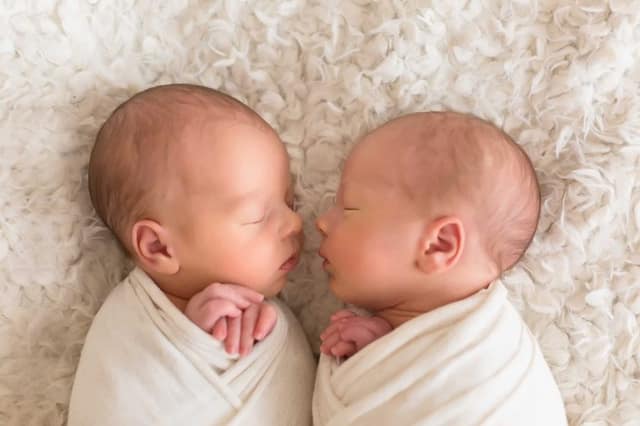 Grossesse gémellaire avec jumeaux nouveau-nés allongés côte à côte illustration naissance de jumeaux