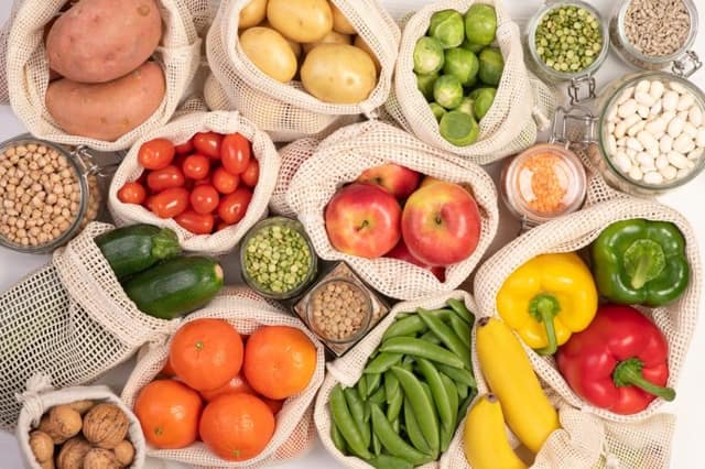 végétarienne enceinte alimentation équilibrée avec fruits et légumes frais