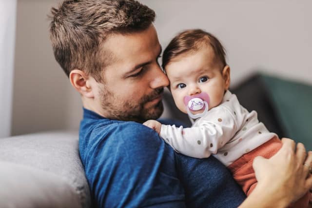 Refuser la paternité père avec bébé dans les bras question filiation responsabilité parentale situation juridique
