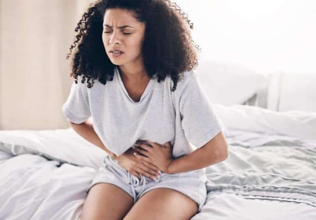 Bébé avec endométriose femme souffre de douleurs abdominales liées à l’endométriose et à son impact sur la fertilité