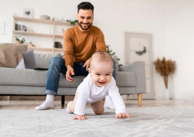 Jeune-pere-qui-joue-avec-son-bebe