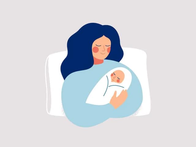 Illustration d'une mère tenant son nouveau-né dans les bras, évoquant l'âge idéal premier enfant