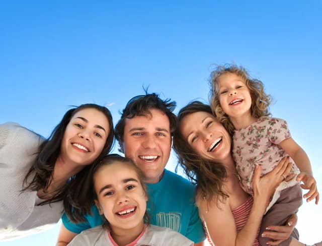 autorité parentale illustrée par une famille souriante avec enfants