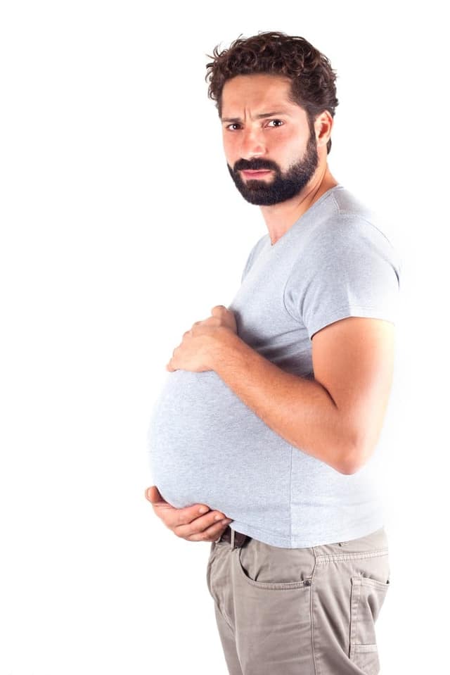 futur papa illustré par un homme tenant son ventre comme une femme enceinte