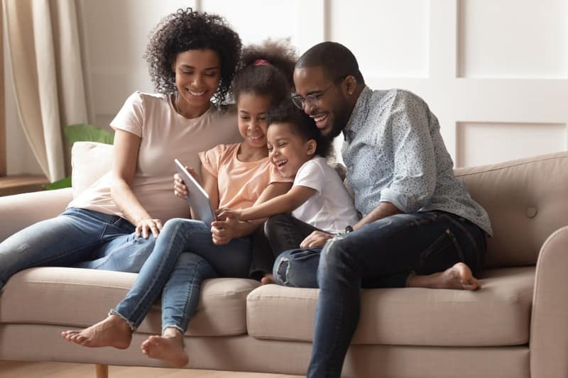Famille heureuse sur un canapé