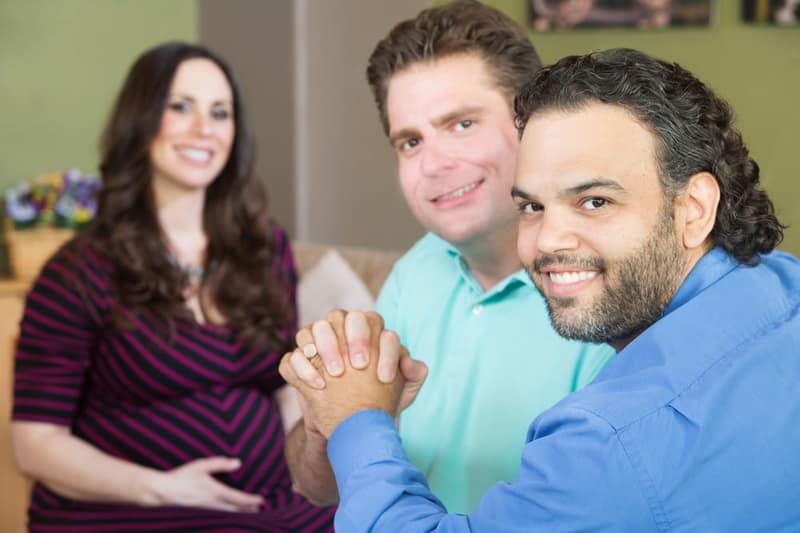 mère porteuse avec un couple gay
