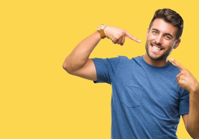 Jeune homme montrant son sourire