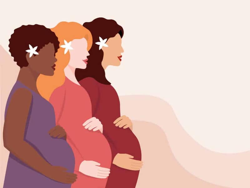 plusieurs jeunes femmes enceintes debout profil