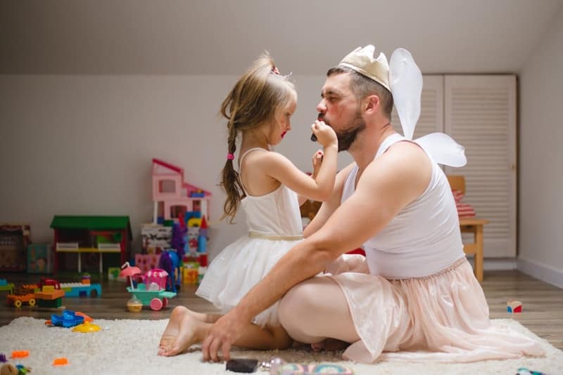 Petite fille avec son père qui s’amusent