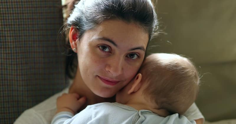 Mère seule qui tient son bébé