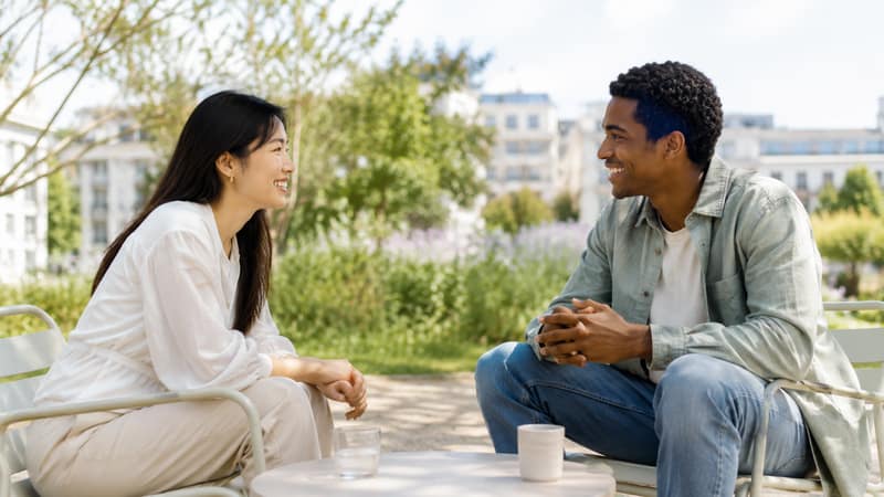 donneur de sperme discutant avec une femme lors d’une rencontre en extérieur