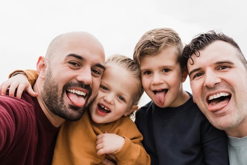 Parents homme gay et leurs enfants