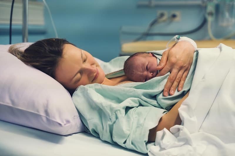 Mère qui vient d’accoucher avec son nouveau-né