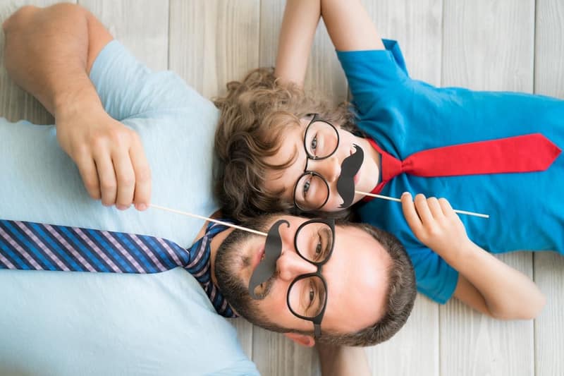 Papa avec son fils avec fausse moustache