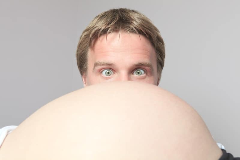 Femme enceinte avec le futur père