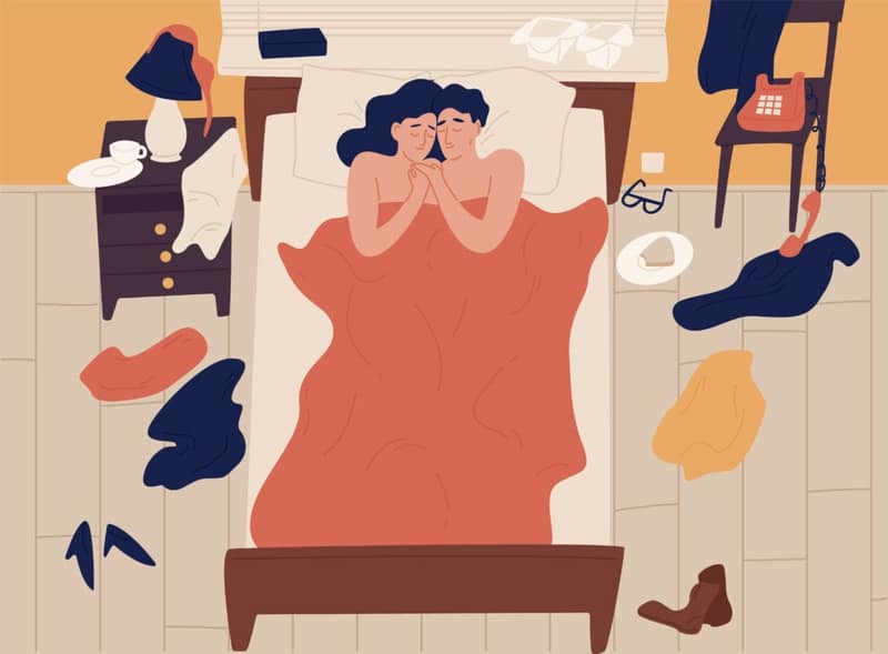 Couple allongé dans son lit après avoir fait l’amour