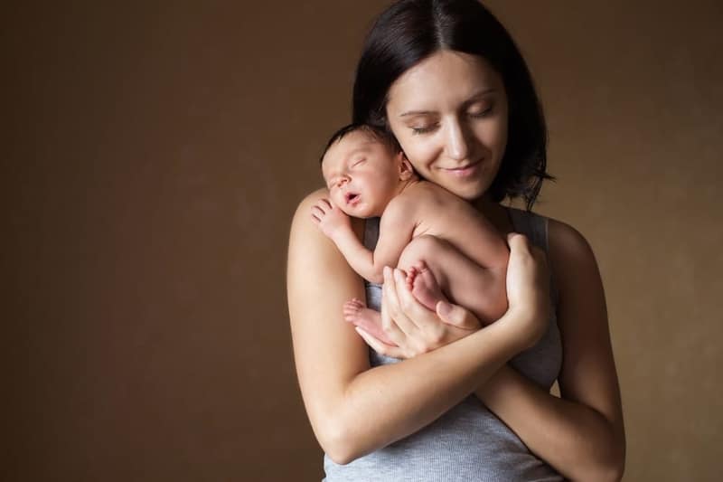 Femme avec un nouveau-né dans ses bras