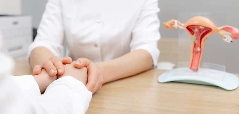 Gynécologiste qui tient la main d’une femme
