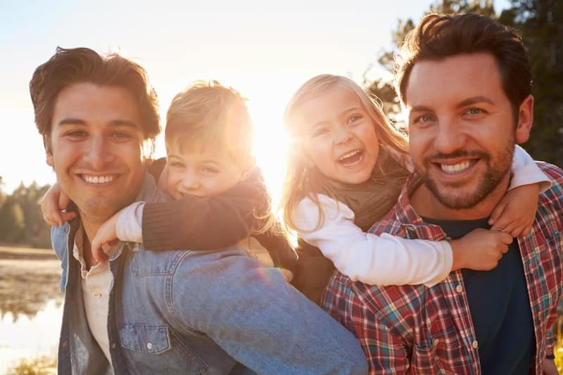 Couple homosexuel avec deux enfants illustrant l’adoption homoparentale.