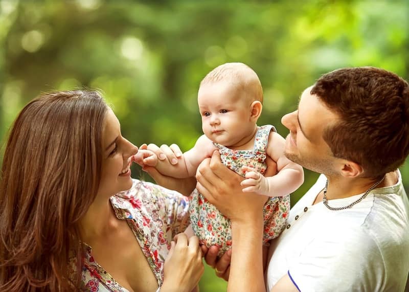 Parents et leur bébé dans un parc
