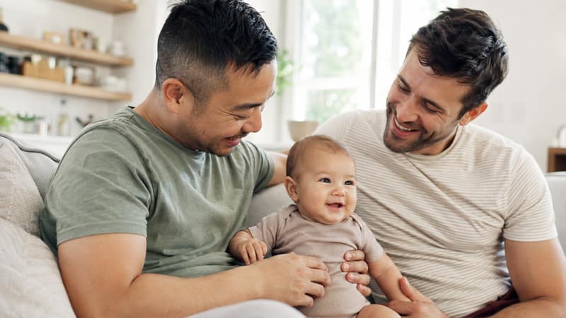 sites de coparentalité illustrés par deux pères avec leur bébé à la maison